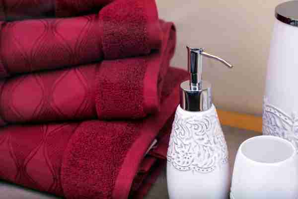 Easy Ways to Decorate Your Bathroom for the Holidays