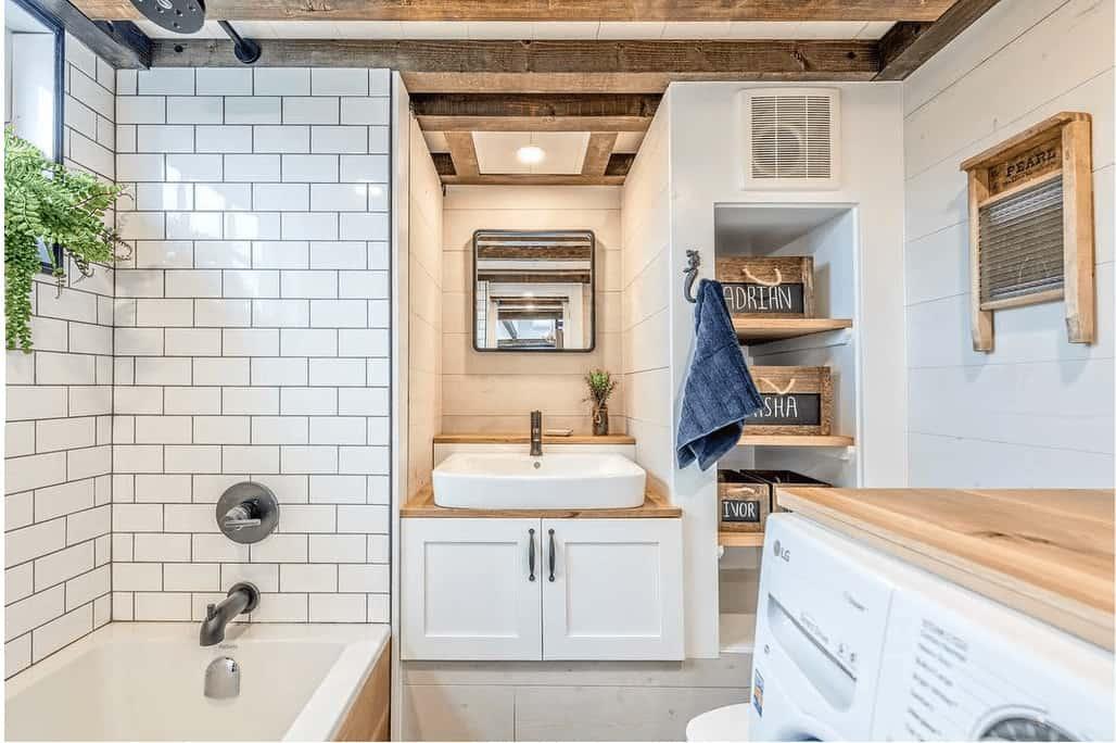 12 Excellent Tiny House Bathroom Ideas (Photos)