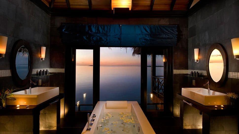 40 Tropical-Style Primary Bathroom Ideas (Photos)