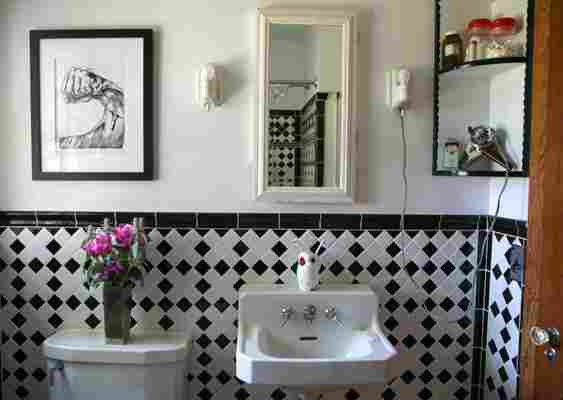 9 Real Bathrooms That Expertly Tackle a Lack of Storage